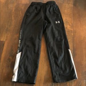 Boys medium black Under Armour pants. GUC.